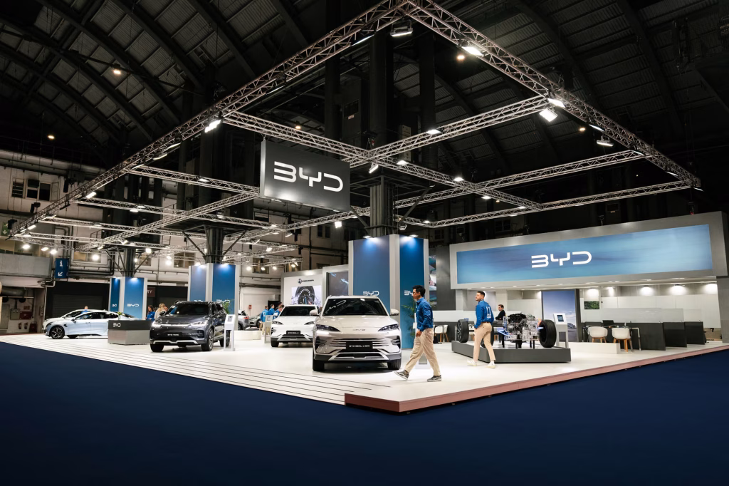 Stand del fabricante BYD en Automobile Barcelona 2025. Diseño y construcción de stand por Trazos y Tendencias SL.